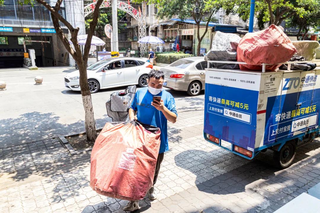 "防疫 高温"多重考验 中通快递小哥"防疫小发明"获称赞